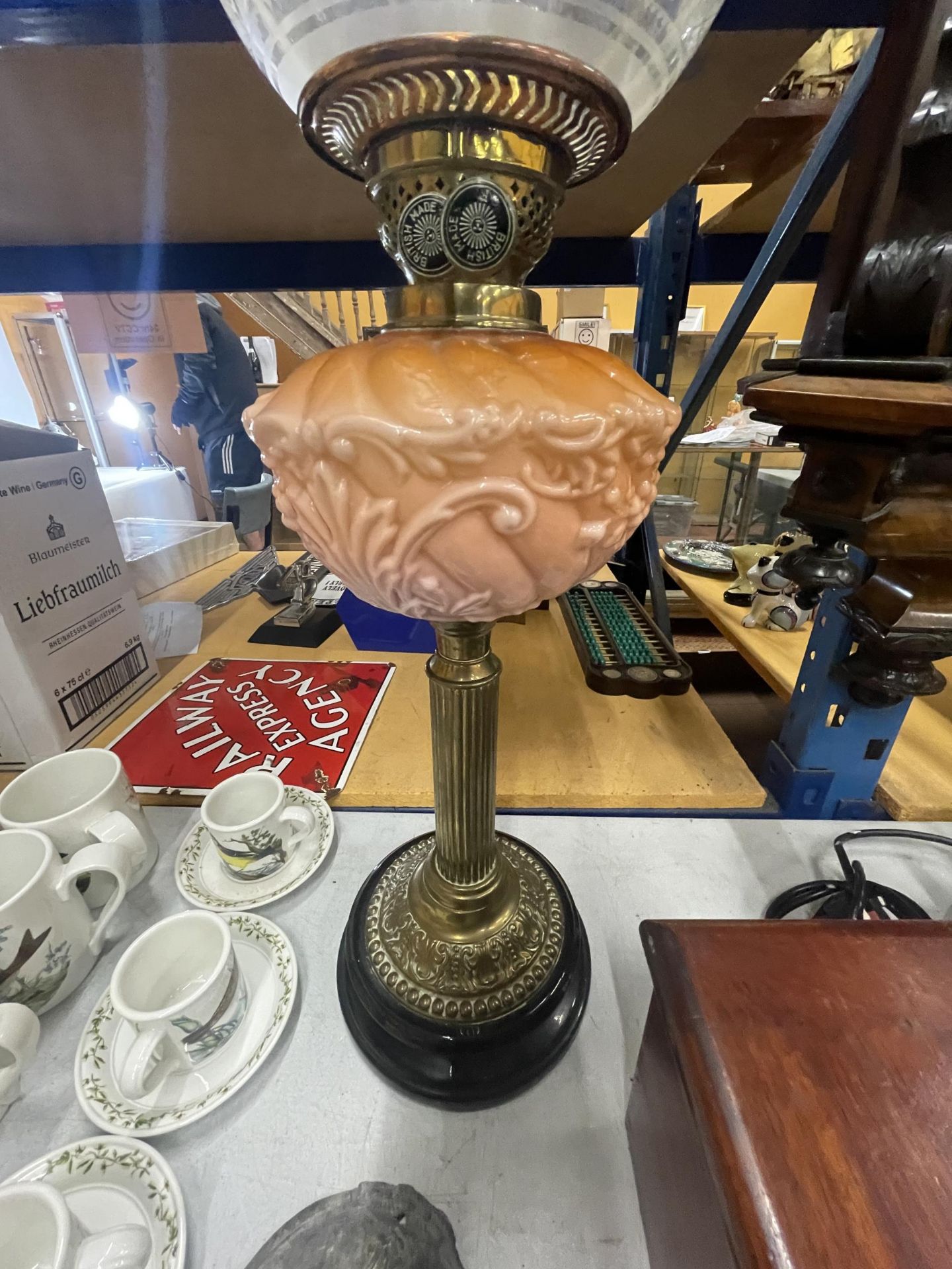 A VINTAGE BRASS OIL LAMP ON A WOODEN BASE WITH AMBER COLOURED RESERVE AND AN ETCHED GLASS SHADE (H: - Image 3 of 3