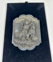 AN ORIENTAL WHITE METAL BUCKLE WITH GEISHA GIRL DESIGN, WIDTH 6 CM