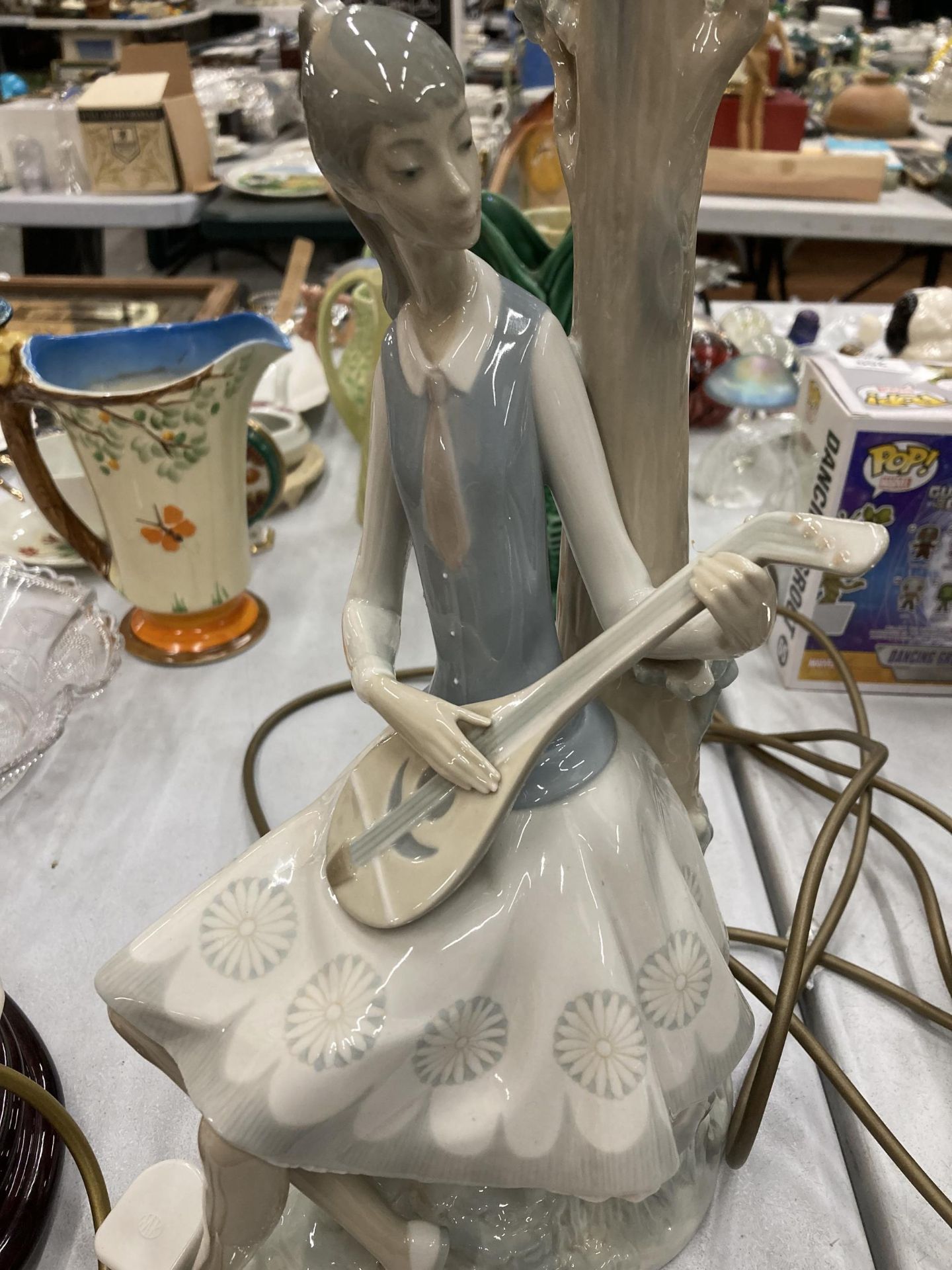 A LLADRO LAMP - THE FIGURE OF A GIRL PLAYING A MANDOLIN, HEIGHT 20CM - Image 2 of 3