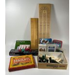 A MIXED LOT OF ASSORTED GAMES, BOXED DRAUGHTS, SPEARS GAMES CHESSMEN BOXED PIECES, DOMINOES ETC