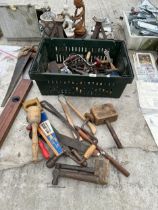 AN ASSORTMENT OF VINTAGE TOOLS TO INCLUDE BRACE DRILLS, CHISELS AND MALLETS ETC