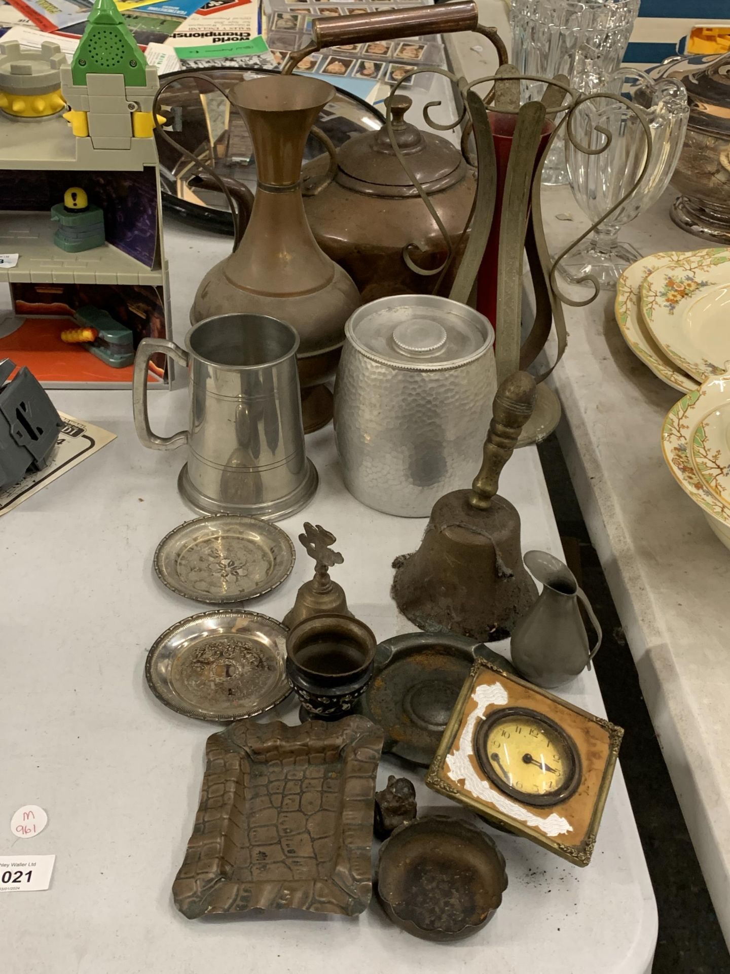 A MIXED LOT OF VINTAGE METALWARES TO INCLUDE COPPER KETTLE ETC