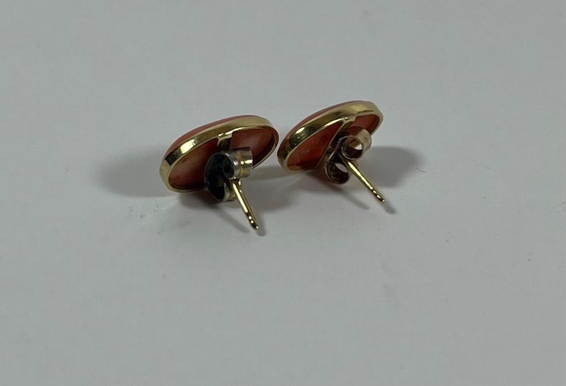 A BOXED PAIR OF 9CT YELLOW GOLD AND CORAL EARRINGS - Image 3 of 4