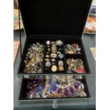 A LARGE QUANTITY OF COSTUME JEWELLERY TO INCLUDE WATCHES, RINGS, BRACELETS, BROOCHES, NECKLACES, ETC