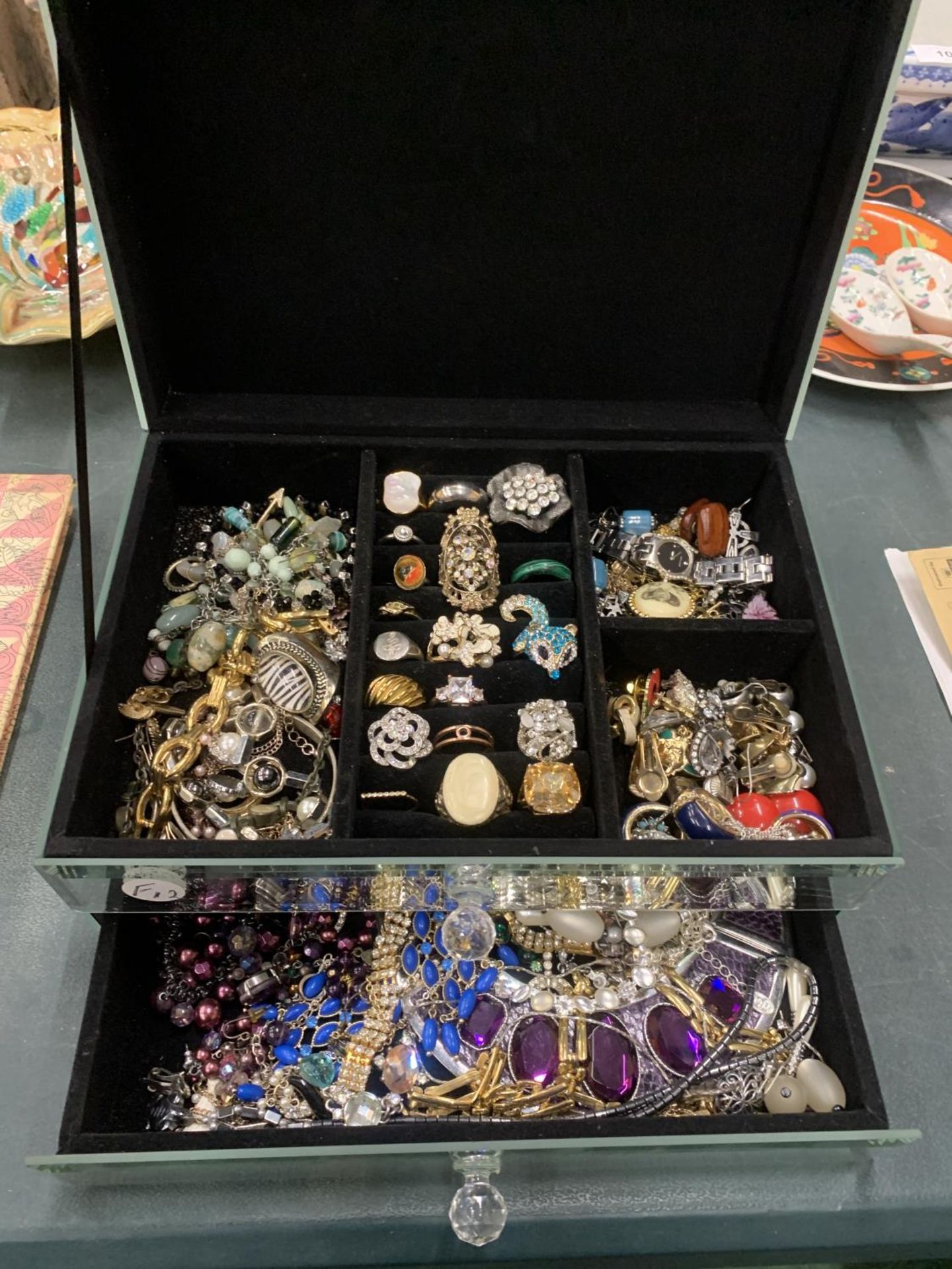 A LARGE QUANTITY OF COSTUME JEWELLERY TO INCLUDE WATCHES, RINGS, BRACELETS, BROOCHES, NECKLACES, ETC