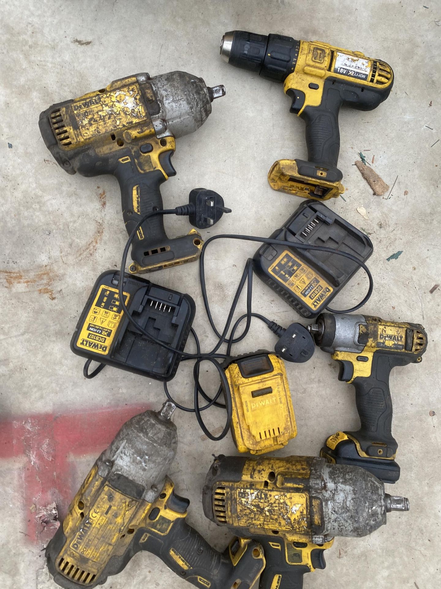 FIVE VARIOUS DEWALT POWER TOOLS TO INCLUDE DRILLS AND IMPACT WRENCHES ETC WITH CHARGERS AND CASE ETC - Bild 2 aus 2