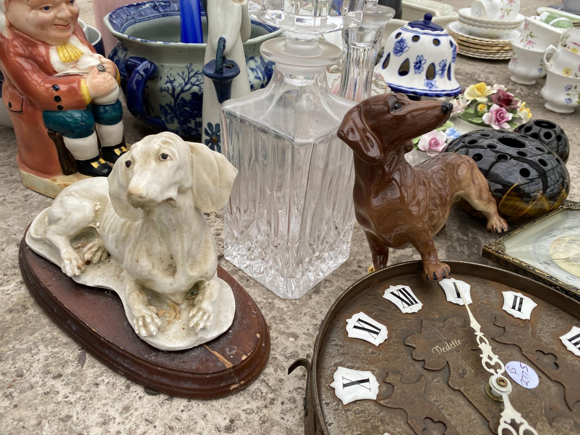 A LARGE ASSORTMENT OF ITEMS TO INCLUDE CLOCKS AND CERAMICS ETC - Image 2 of 7