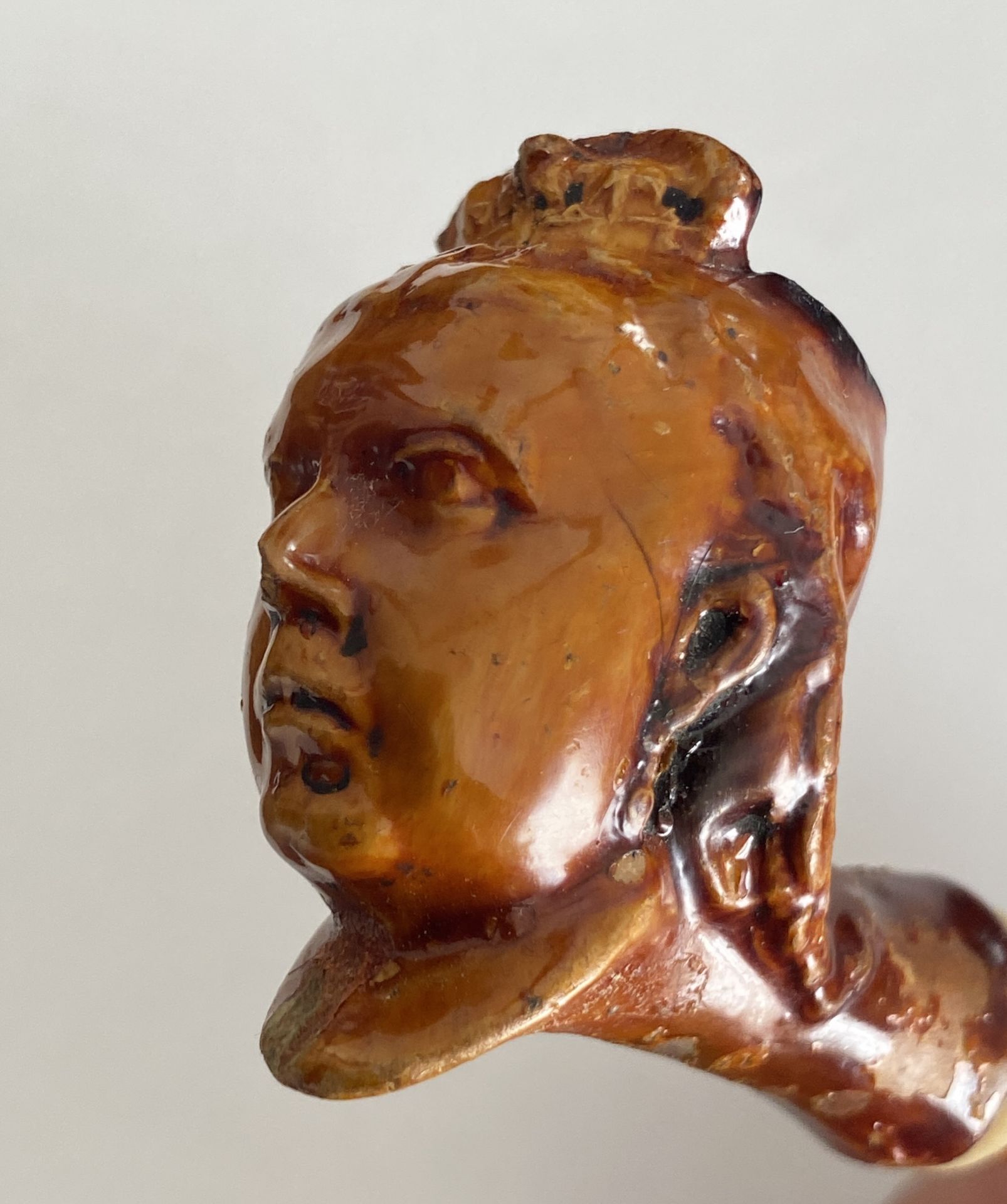 AN ANTIQUE BRITISH QUEEN VICTORIA TREACLE GLAZE TOBACCO PIPE WITH AMBER EFFECT PIPE, LENGTH 13 CM - Image 3 of 7