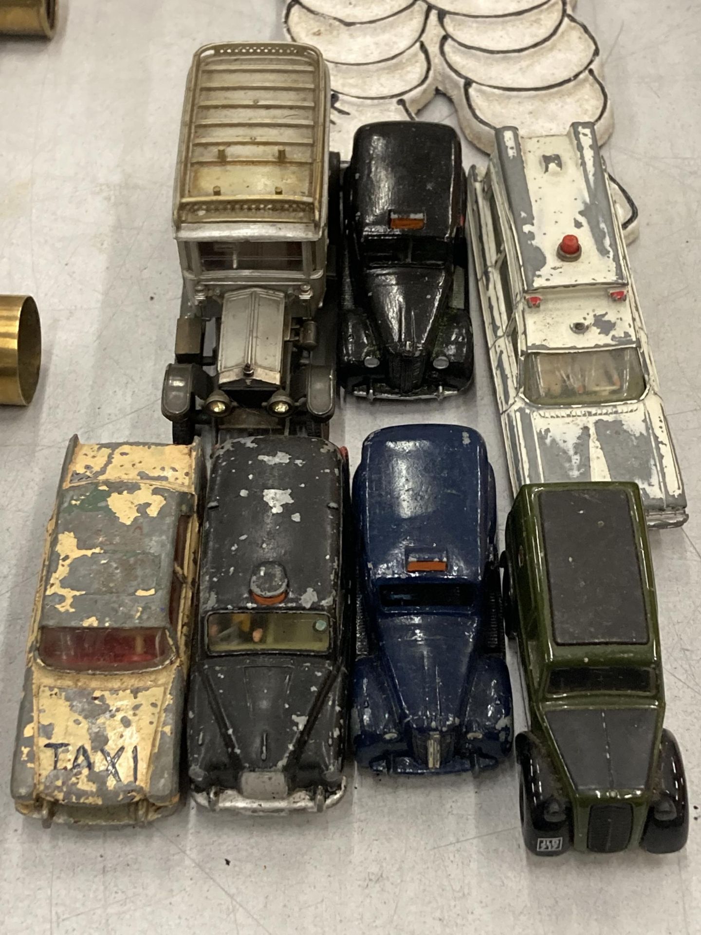 A QUANTITY OF VINTAGE DIE-CAST CARS TO INCLUDE DINKY AND CORGI - 7 IN TOTAL