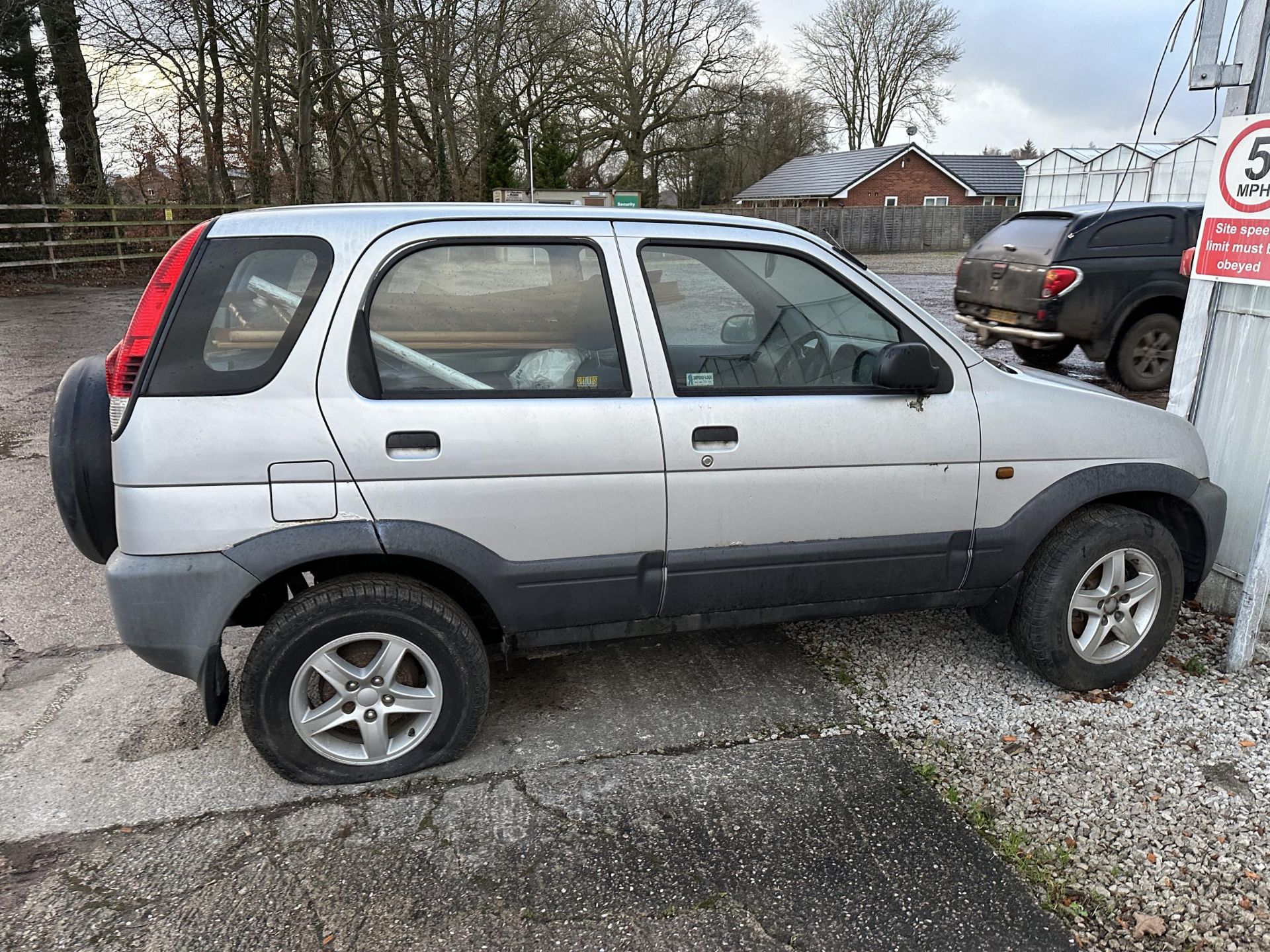 A DAIHATSU TERIOS REGISTRATION NUMBER NJ02EKK, REQUIRES A NEW BATTERY AND THEREFORE DECLARED AS A - Bild 3 aus 8