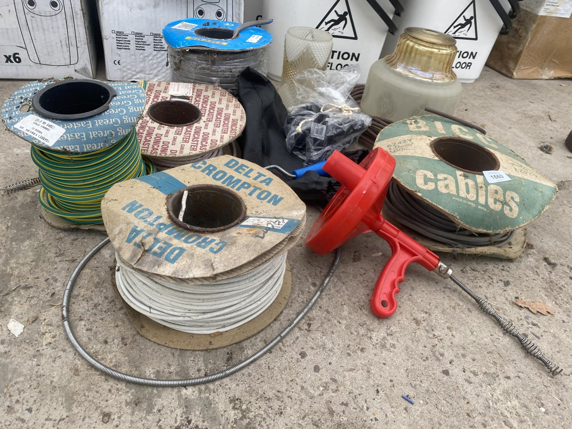 AN ASSORTMENT OF ELECTRIC CABLE AND TWO GLASS LIGHT SHADES - Image 2 of 4