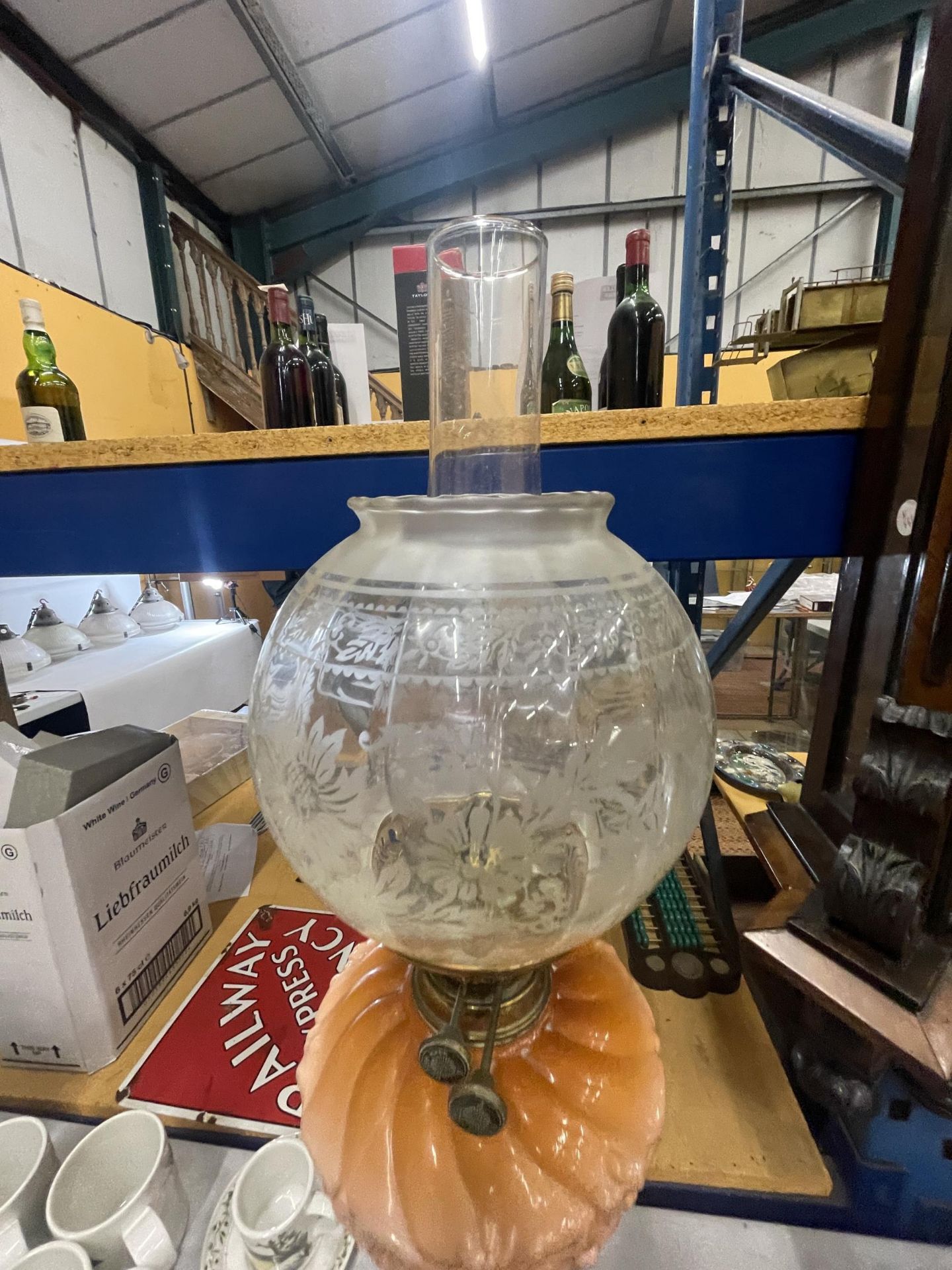 A VINTAGE BRASS OIL LAMP ON A WOODEN BASE WITH AMBER COLOURED RESERVE AND AN ETCHED GLASS SHADE (H: - Image 2 of 3