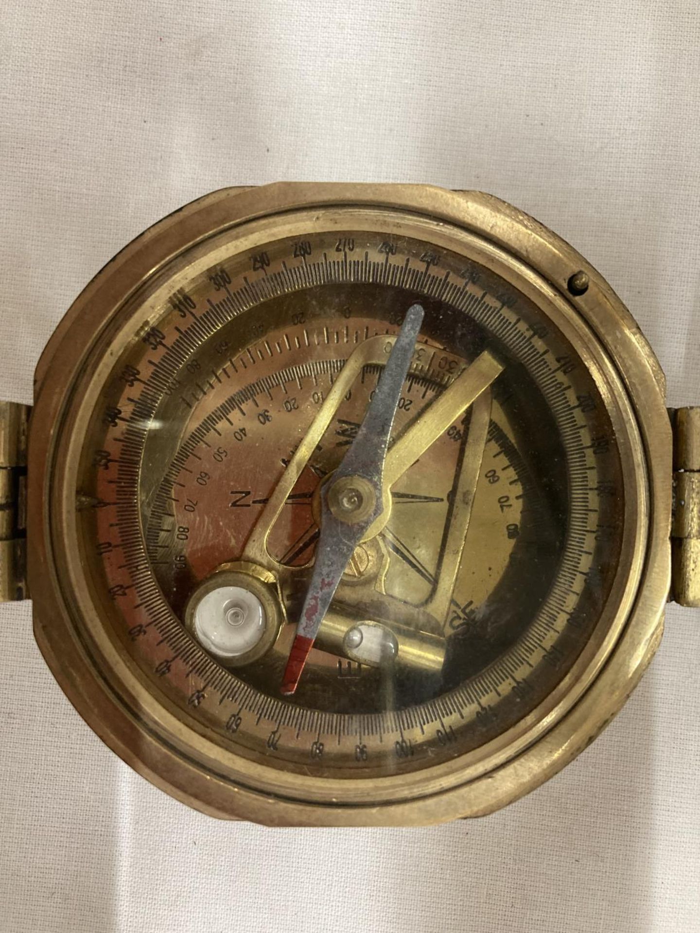 A POLISHED BRASS BRUNTON STYLE EXPLORERS' COMPASS - Image 4 of 5