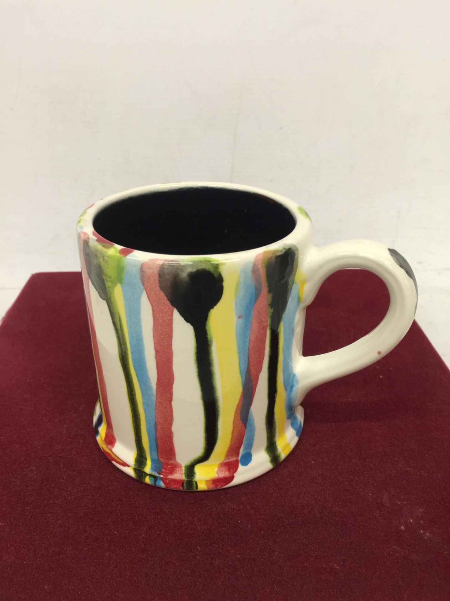 AN ANITA HARRIS HAND PAINTED AND SIGNED IN GOLD SPLASH MUG - Image 2 of 3