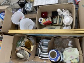 AN ASSORTMENT OF HOUSEHOLD CLEARANCE ITEMS