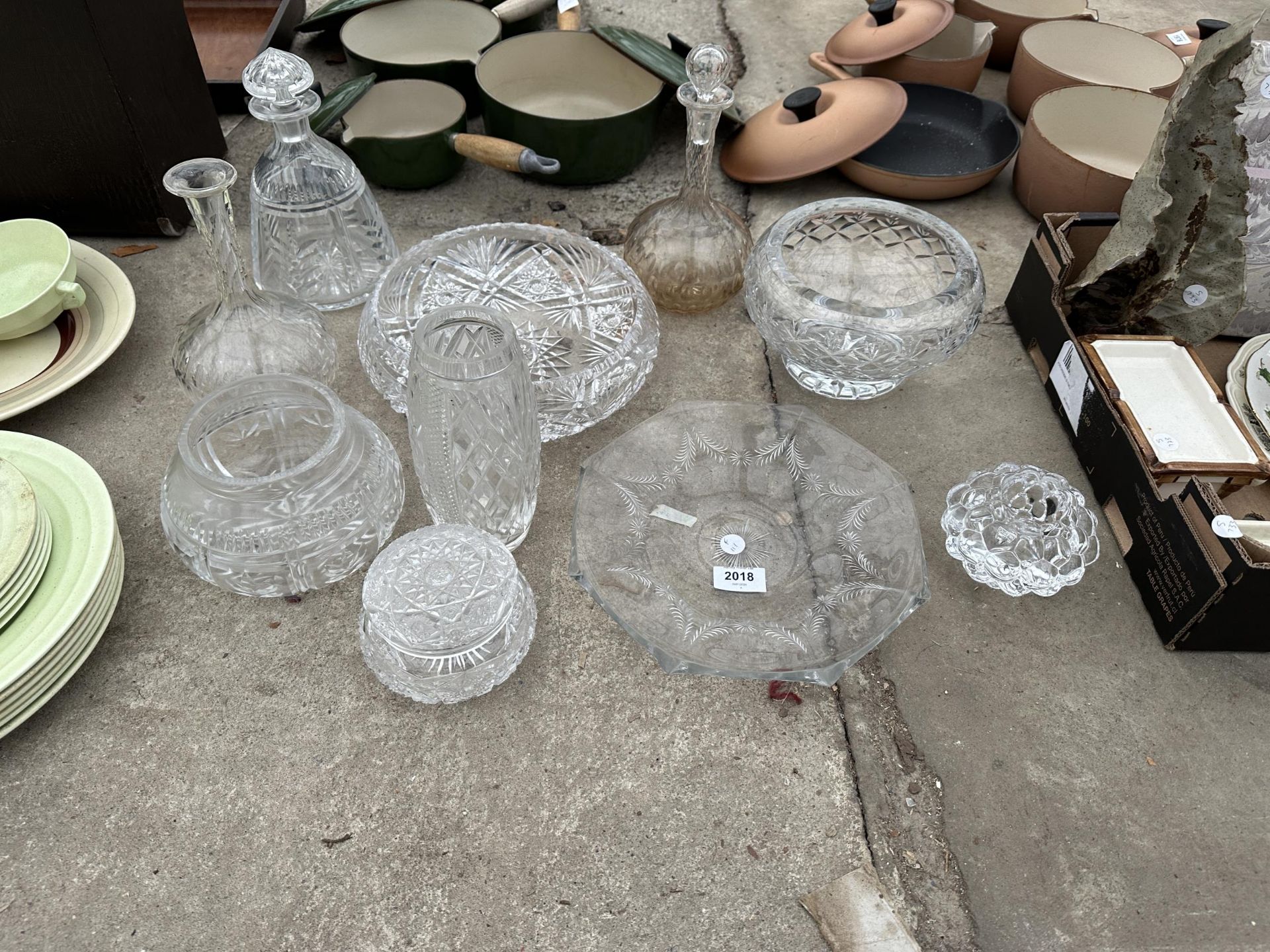 AN ASSORTMENT OF GLASS WARE TO INCLUDE DECANTORS AND BOWLS ETC