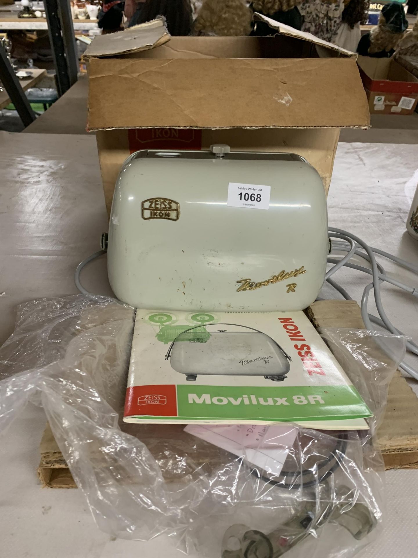 A VINTAGE ZEISS IKON BOXED PROJECTOR MOVOLUX R