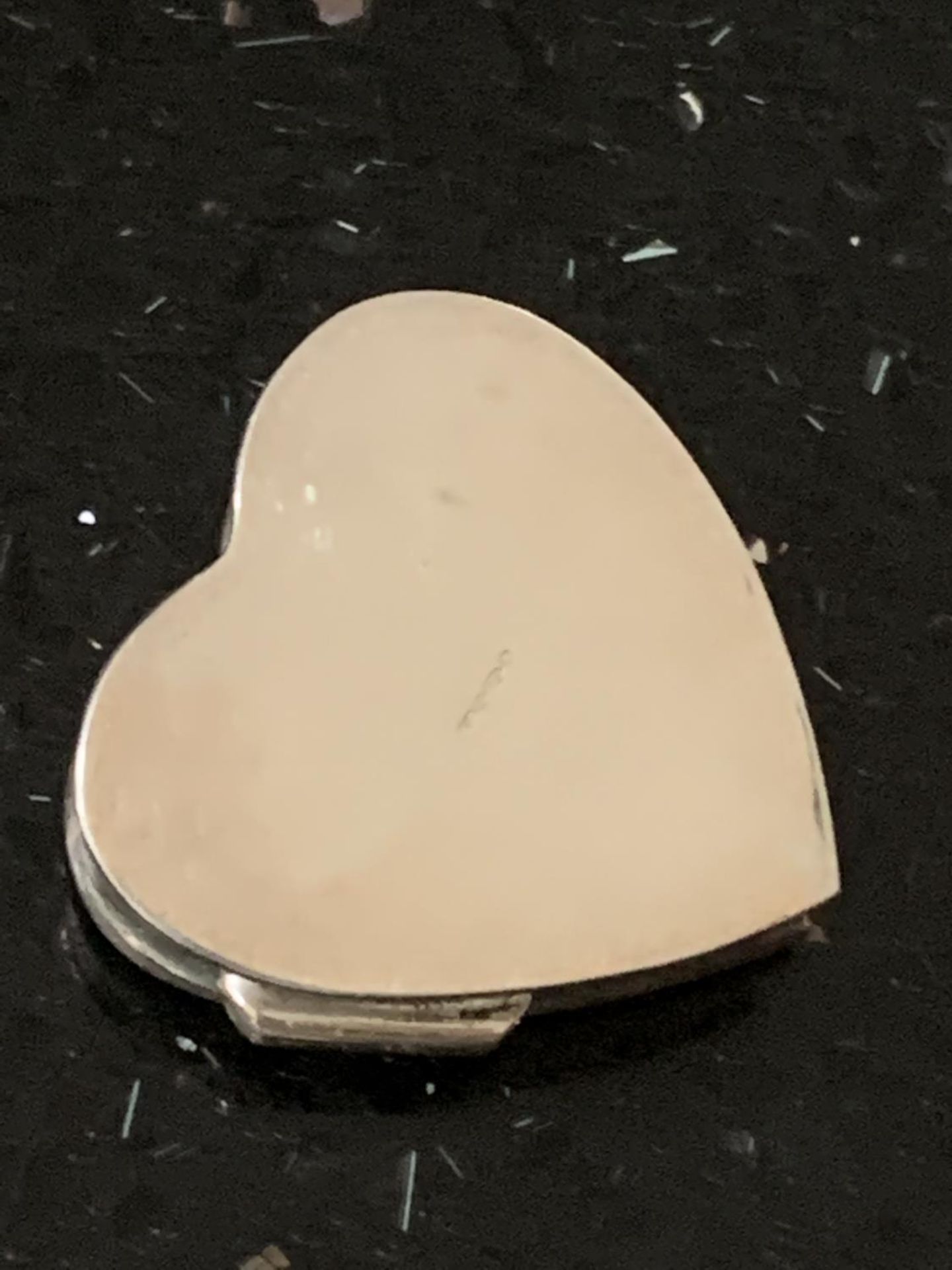 A MARKED 925 SILVER HEART SHAPED PILL BOX - Image 3 of 3