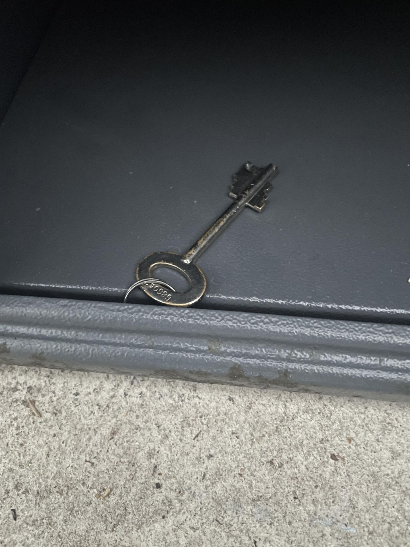 A SMALL METAL SAFE WITH KEY - Image 3 of 3