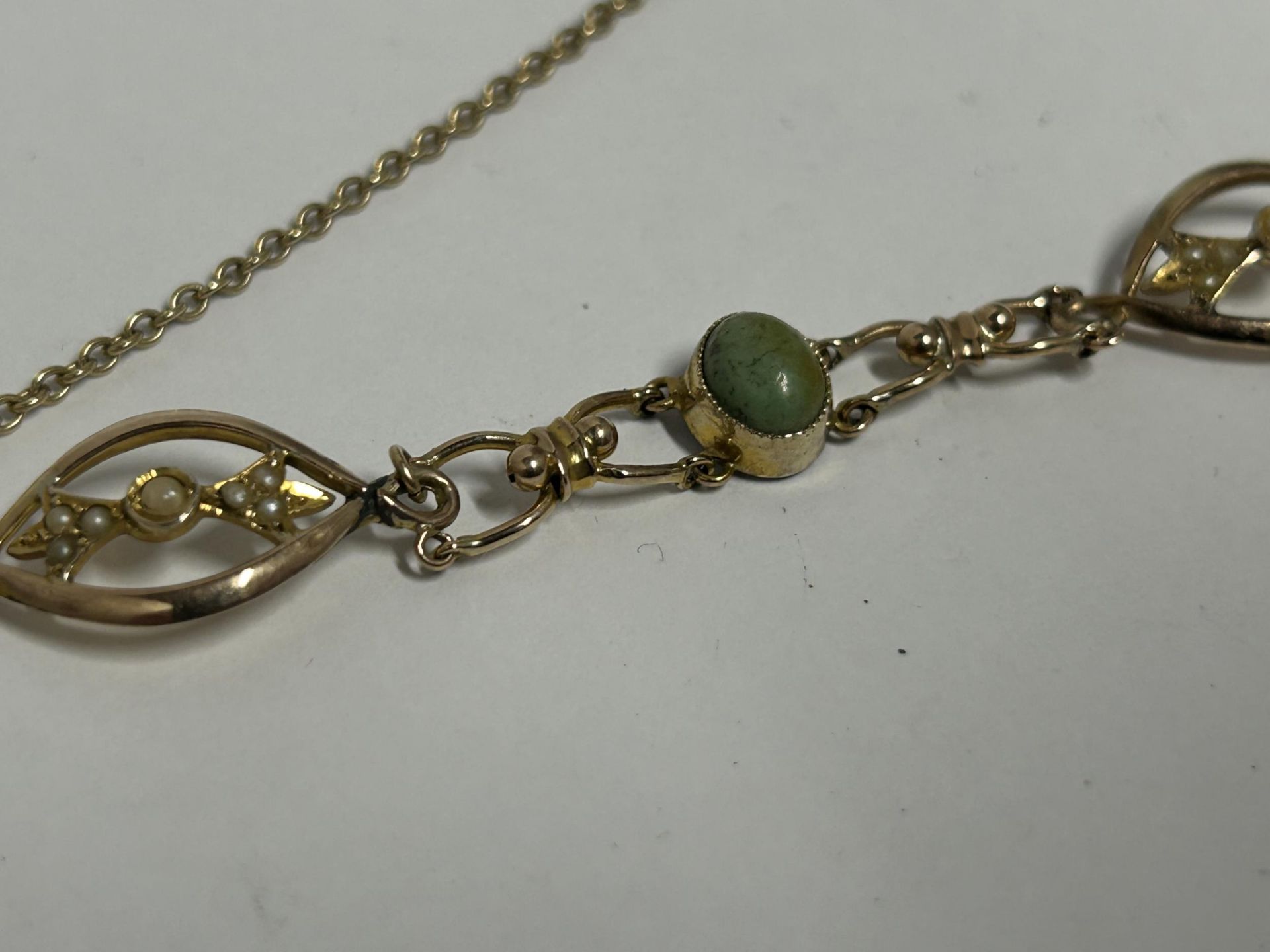 A VINTAGE 9CT YELLOW GOLD, JADE AND PEARL BRACELET GROSS WEIGHT 6.35 GRAMS, LENGTH 17CM - Image 4 of 6