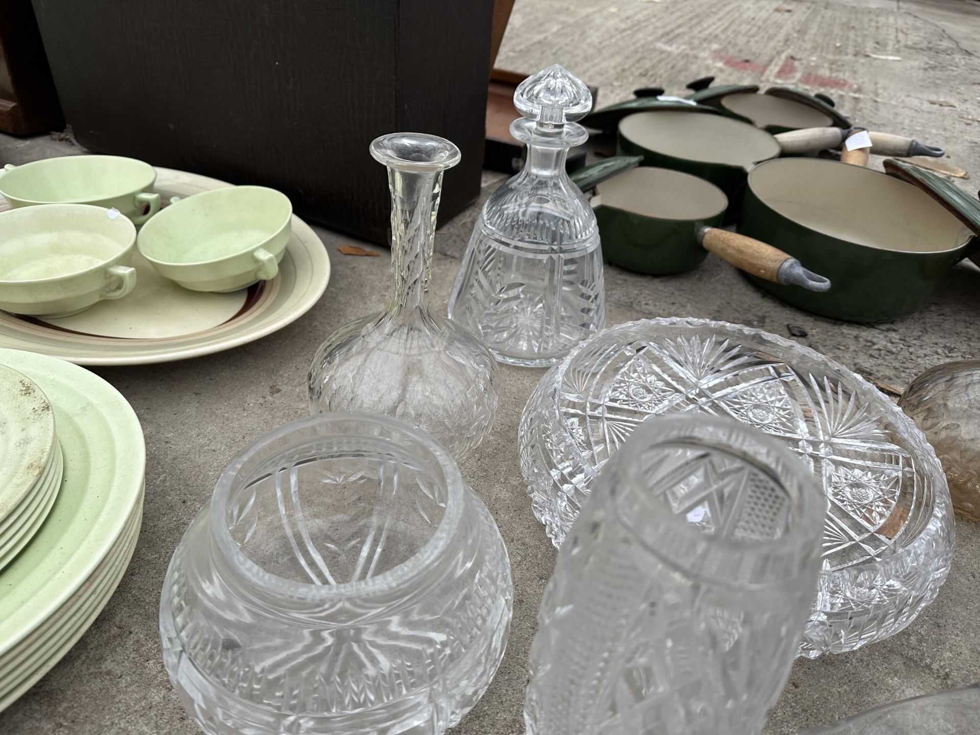 AN ASSORTMENT OF GLASS WARE TO INCLUDE DECANTORS AND BOWLS ETC - Image 3 of 3