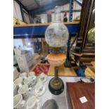 A VINTAGE BRASS OIL LAMP ON A WOODEN BASE WITH AMBER COLOURED RESERVE AND AN ETCHED GLASS SHADE (H: