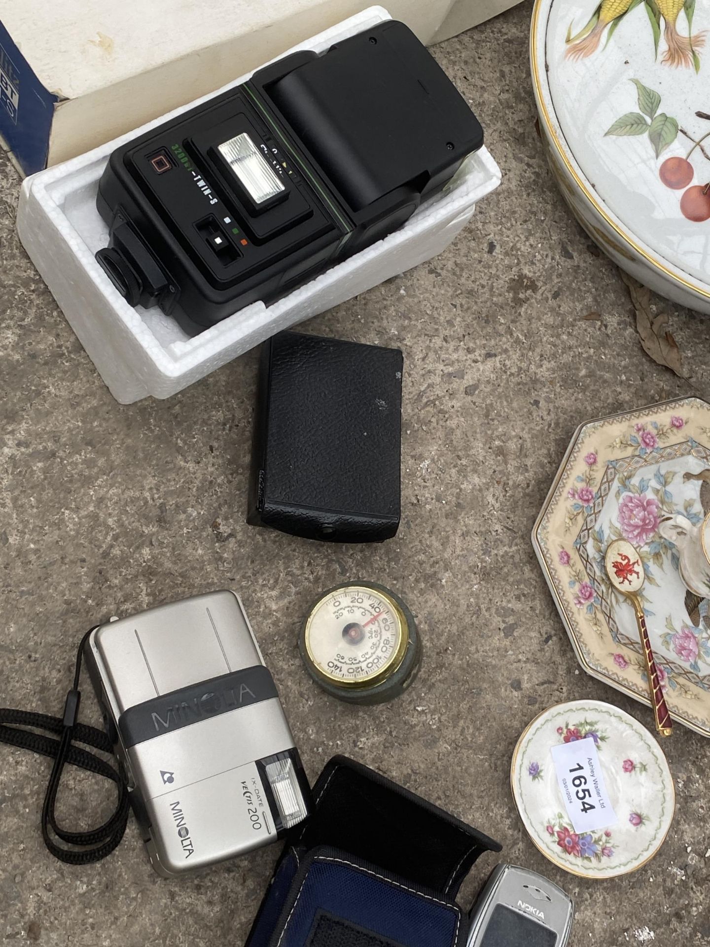 AN ASSORTMENT OF ITEMS TO INCLUDE DECANTER LABELS, CAMERAS AND SILVER PLATE ITEMS ETC - Bild 3 aus 4