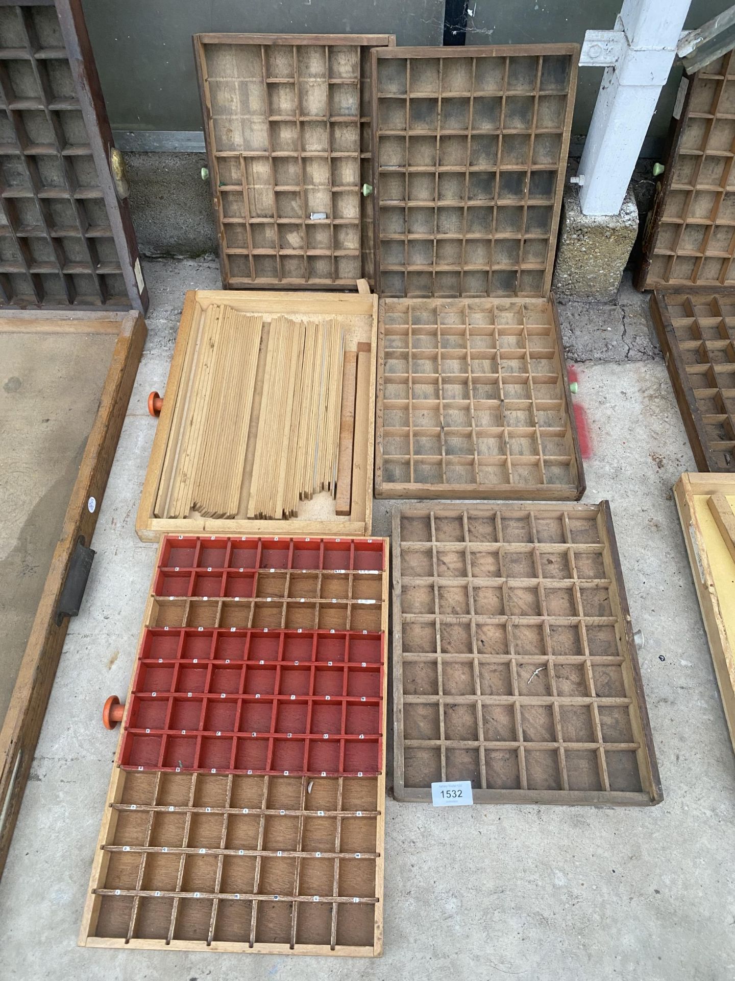 AN ASSORTMENT OF SMALL WOODEN PRINTERS TRAYS AND A QUANTITY OF WOODEN BLOCKS