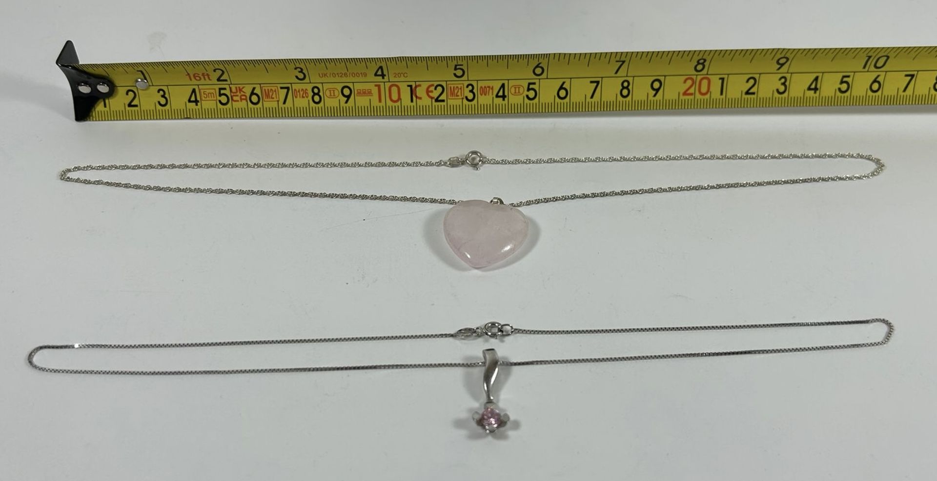 TWO .925 SILVER NECKLACES WITH HEART STONE AND PINK STONE PENDANT DESIGNS, LARGEST 20" CHAIN LENGTH - Bild 4 aus 4