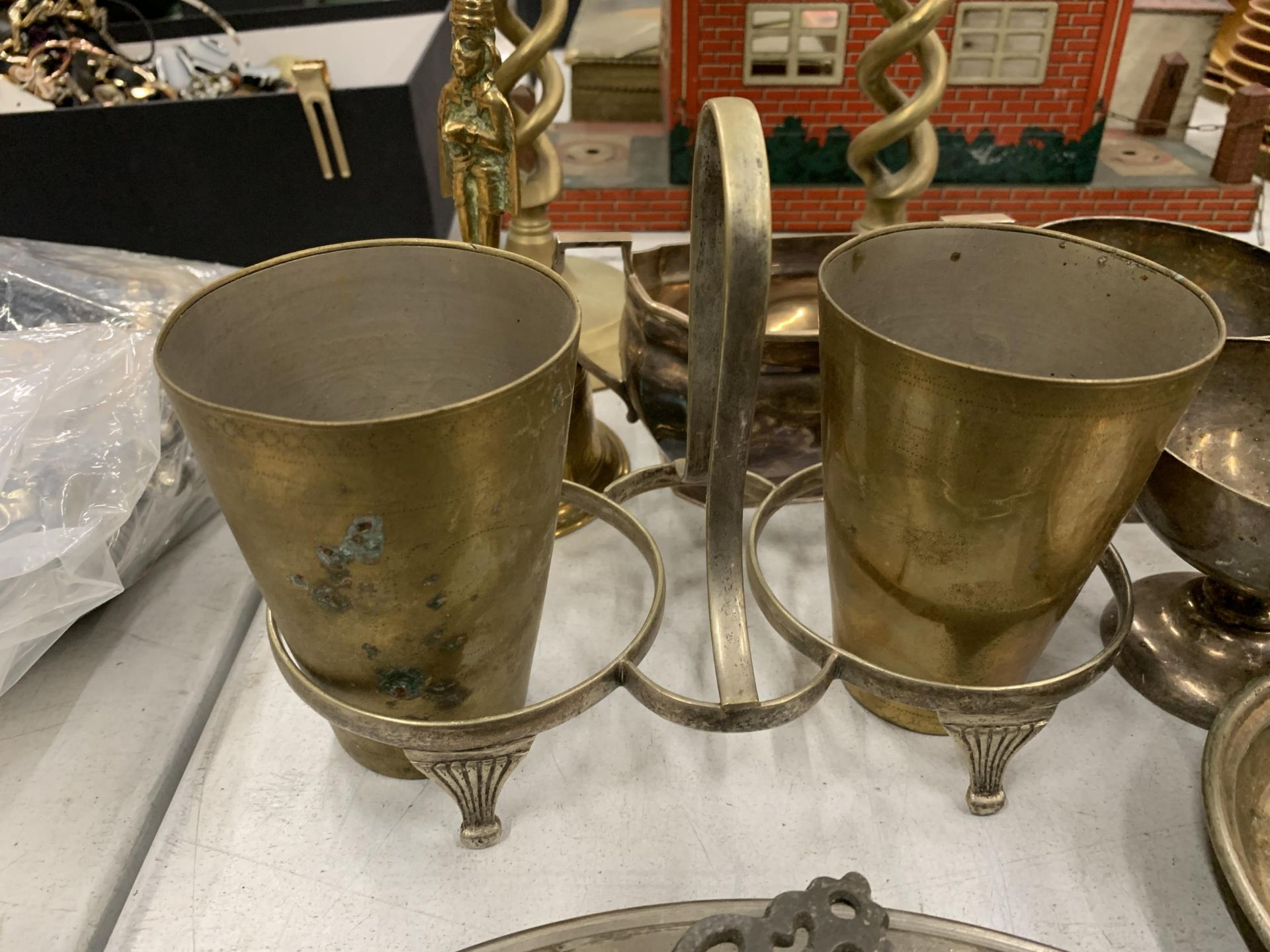 A MIXED LOT OF SILVER PLATED AND FURTHER ITEMS, CANDLESTICKS, PEWTER CUP, ETC - Image 3 of 5