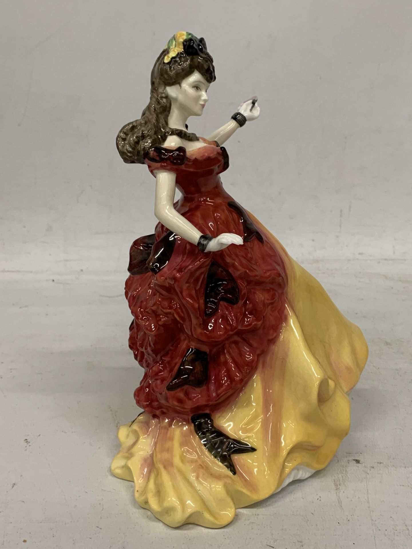 A ROYAL DOULTON FIGURE OF THE YEAR 1996 BELLE, HN3703, BONE CHINA LADY FIGURE - Image 2 of 5