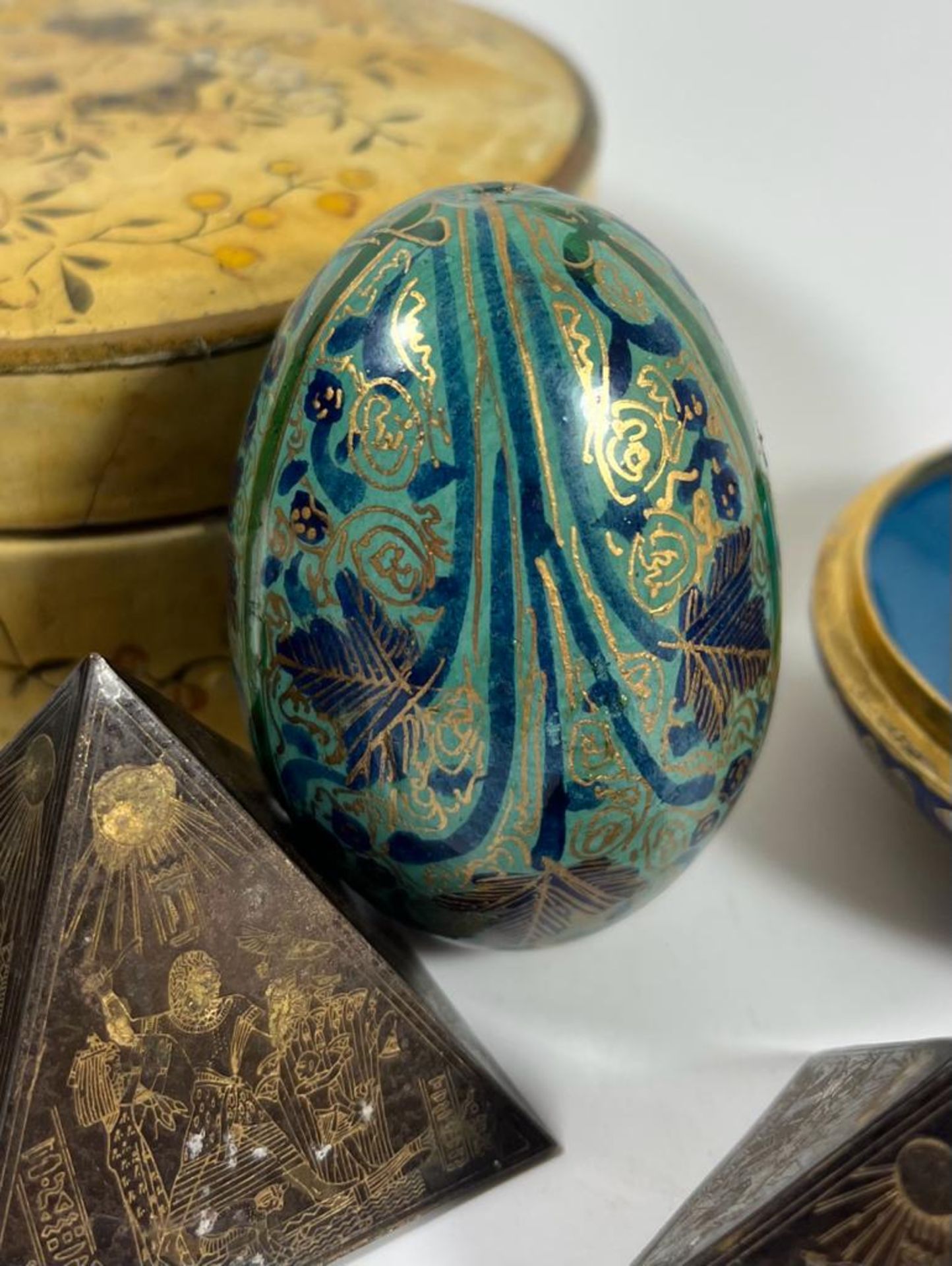 A MIXED LOT TO INCLUDE ORIENTAL PILL BOX WITH TURQUOISE STONE DESIGN, HAND PAINTED EGG, CLOISONNE - Image 2 of 4