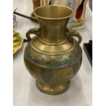 A BRASS AND CLOISONNE TWO HANDLED VASE, HEIGHT 17CM