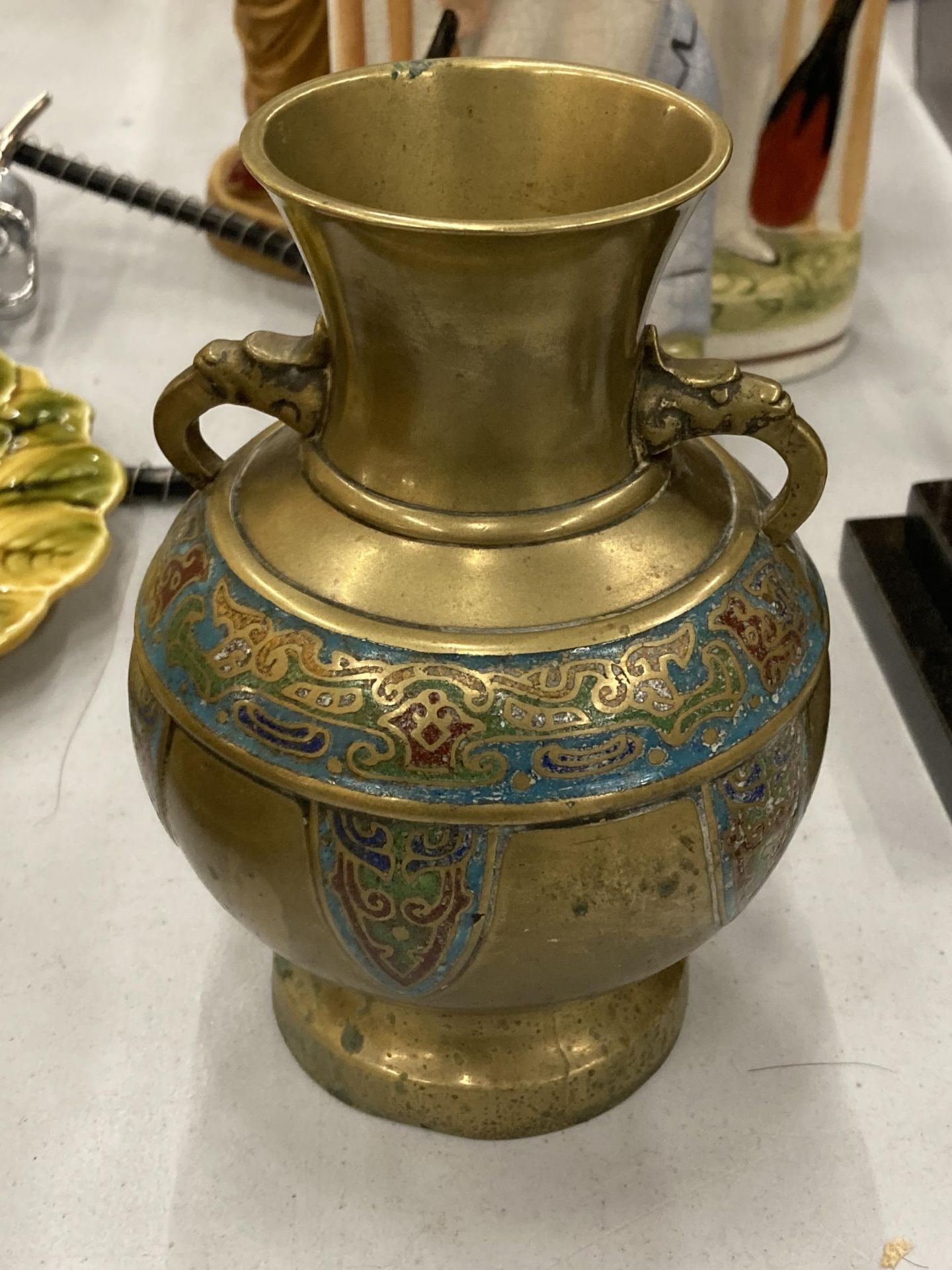 A BRASS AND CLOISONNE TWO HANDLED VASE, HEIGHT 17CM