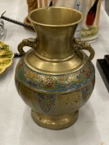 A BRASS AND CLOISONNE TWO HANDLED VASE, HEIGHT 17CM