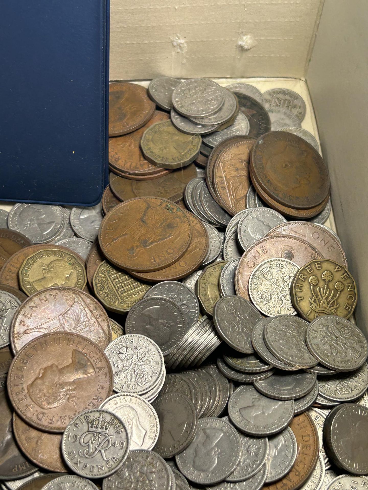 AN ASSORTMENT OF VINTAGE BRITISH COINS TO INCLUDE A LARGE QUANTITY OF SIX PENCE, THREE PENCE AND - Image 3 of 6