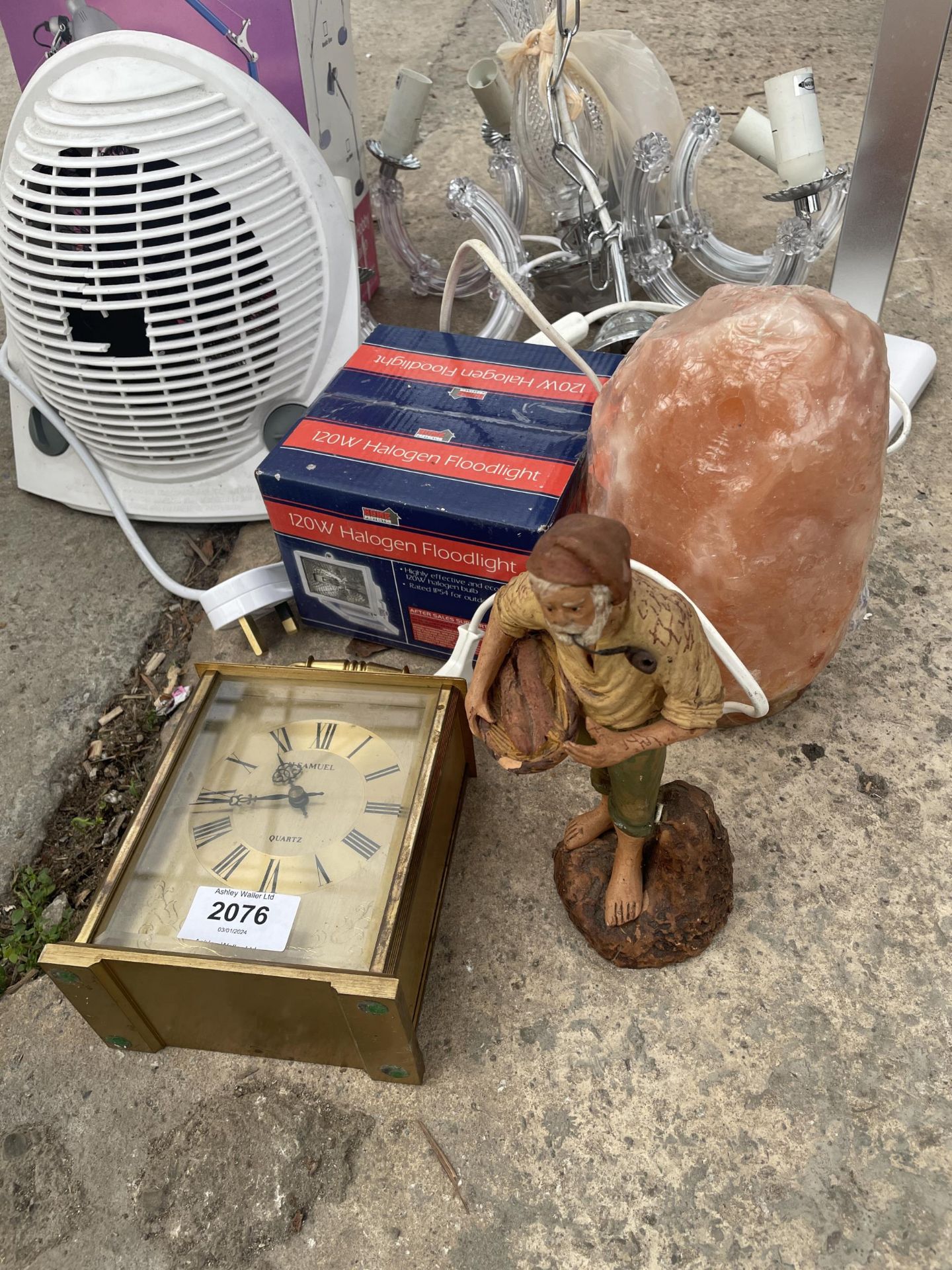AN ASSORTMENT OF ITEMS TO INCLUDE A ROCK SALT LAMP AND A CLOCK ETC - Image 3 of 4