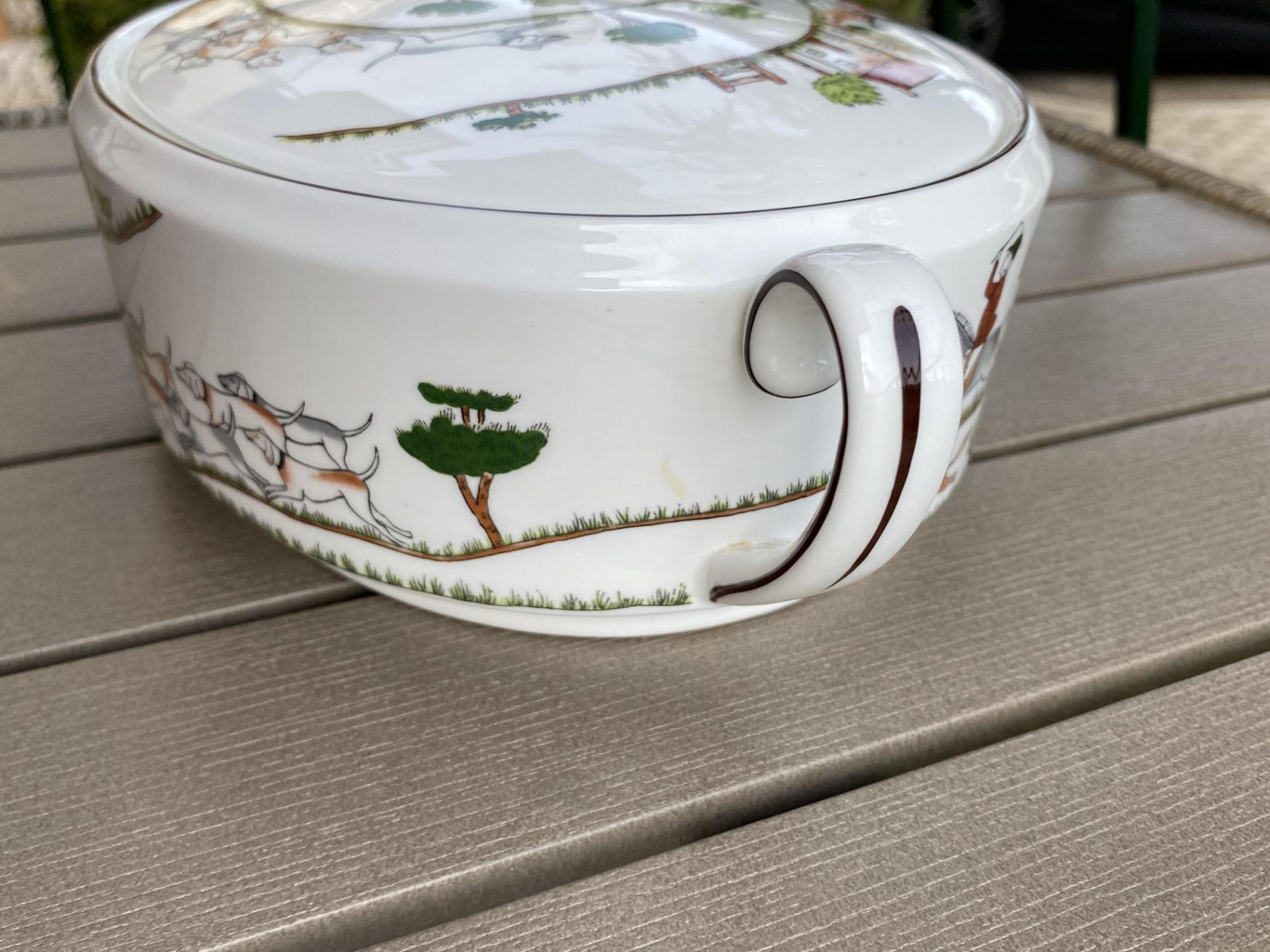 A WEDGWOOD BONE CHINA HUNTING SCENES PATTERN LIDDED VEGETABLE TUREEN, FIRSTS, 12" - Bild 4 aus 7