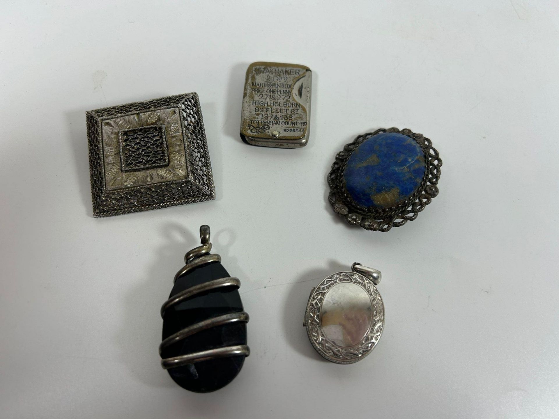 A GROUP OF JEWELLERY TO INCLUDE WRAP DESIGN BLACK STONE PENDANT, LAPIS LAZULI BROOCH, LOCKET, - Image 2 of 4