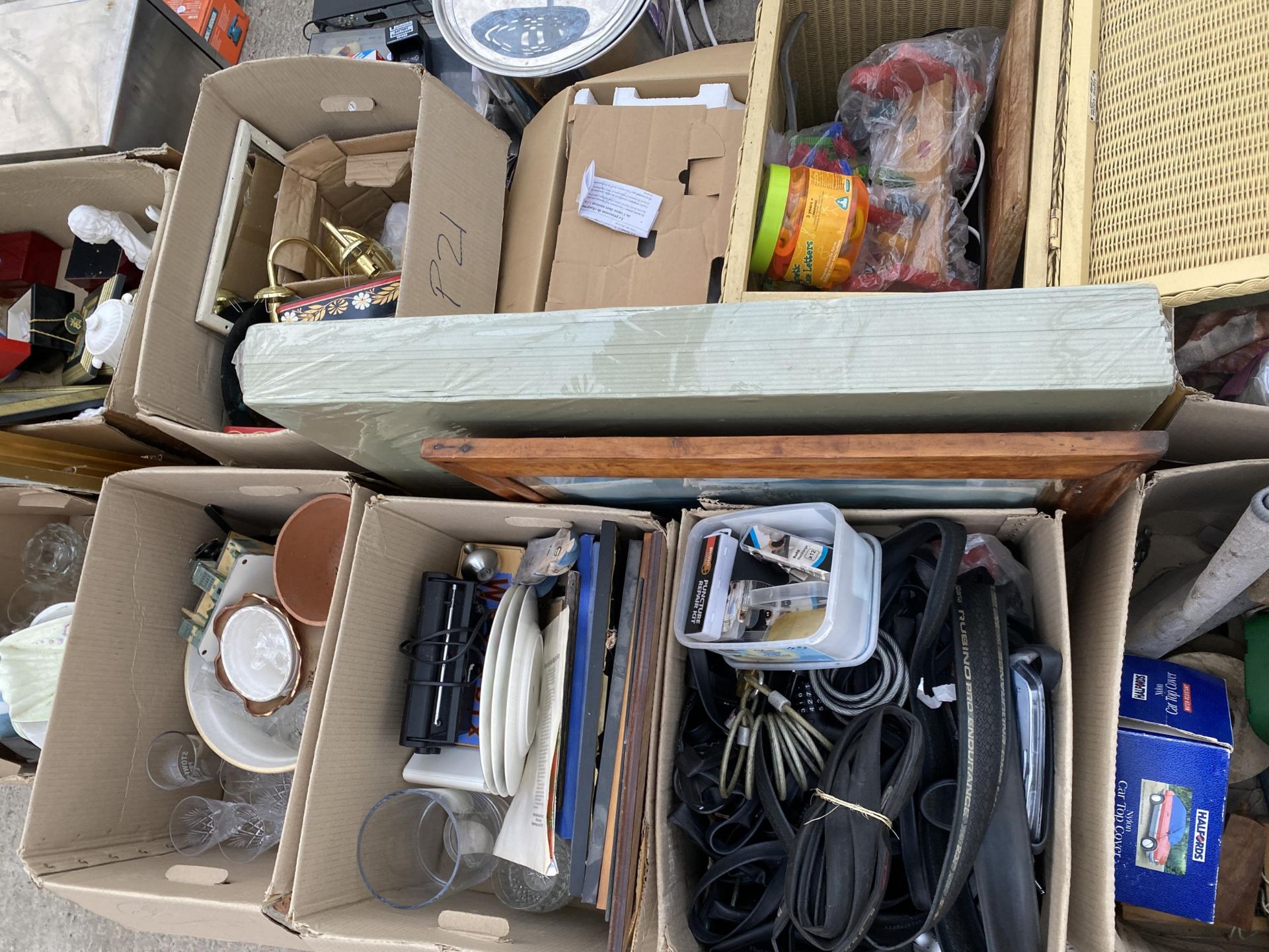 AN ASSORTMENT OF HOUSEHOLD CLEARANCE ITEMS