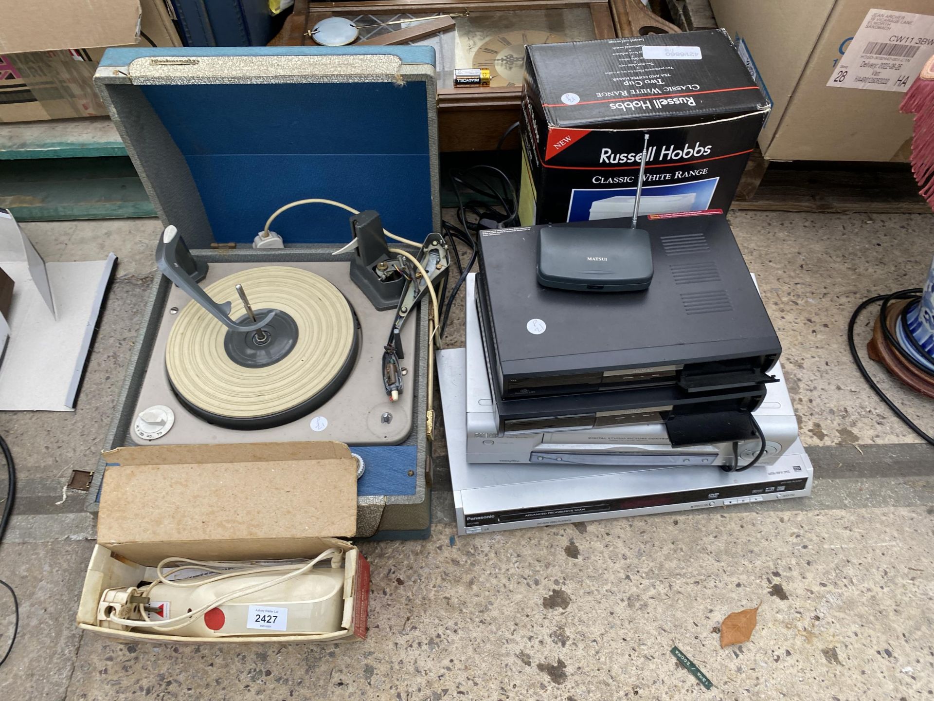 AN ASSORTMENT OF ITEMS TO INCLUDE DVD PLAYERS AND A RECORD PLAYER ETC