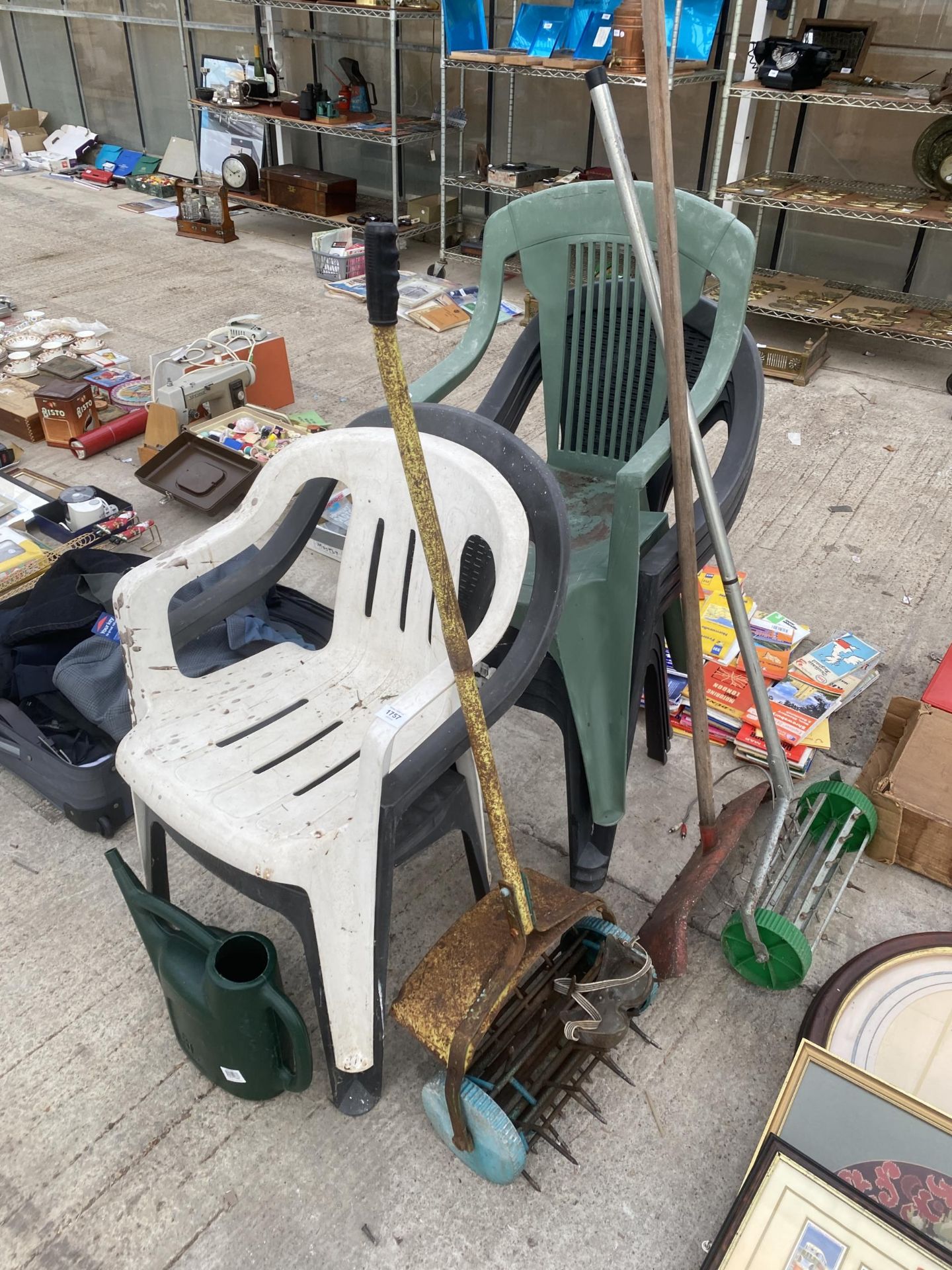 AN ASSORTMENT OF GARDEN ITEMS TO INCLUDE PLASTIC STACKING CHAIRS AND LAWN AIRATORS ETC