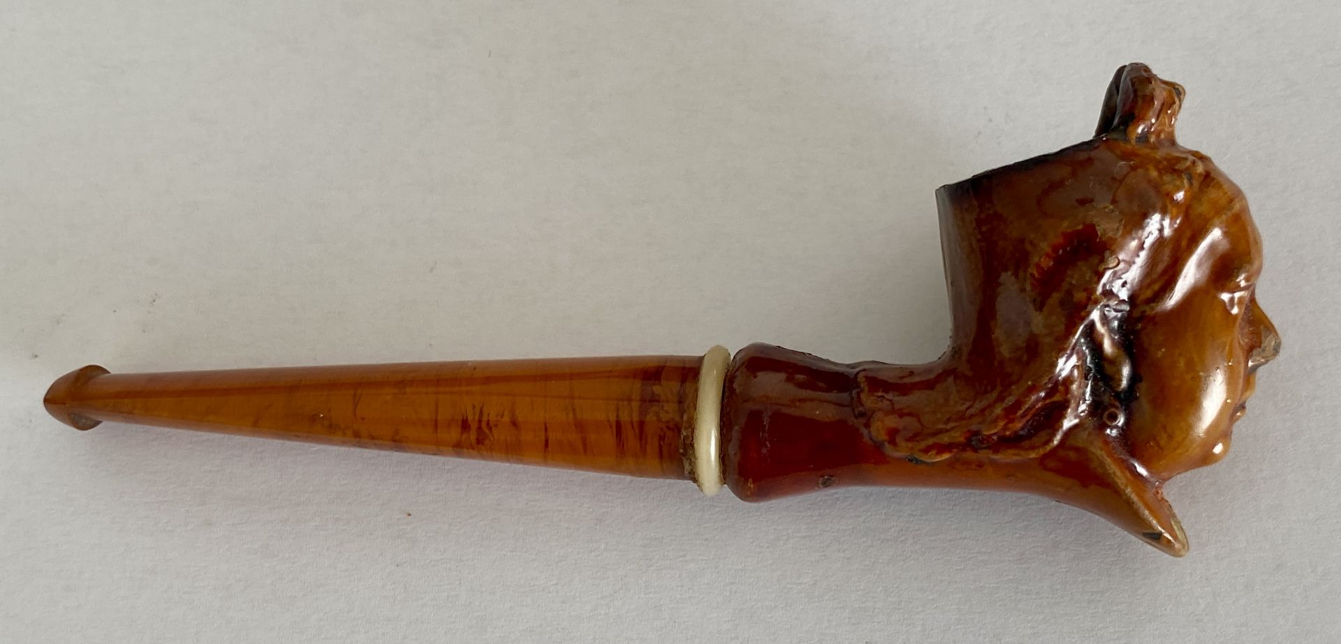 AN ANTIQUE BRITISH QUEEN VICTORIA TREACLE GLAZE TOBACCO PIPE WITH AMBER EFFECT PIPE, LENGTH 13 CM - Image 6 of 7