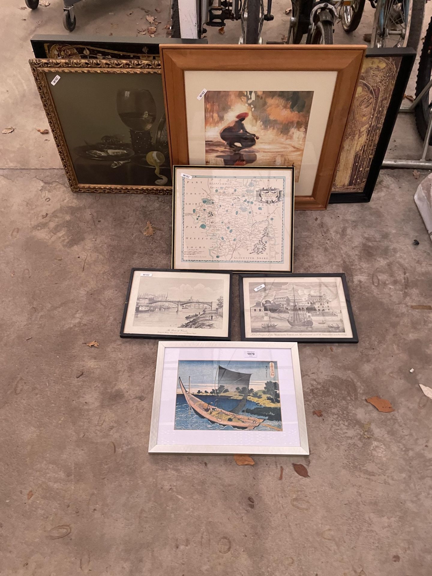 AN ASSORTMENT OF FRAMED PRINTS AND PICTURES