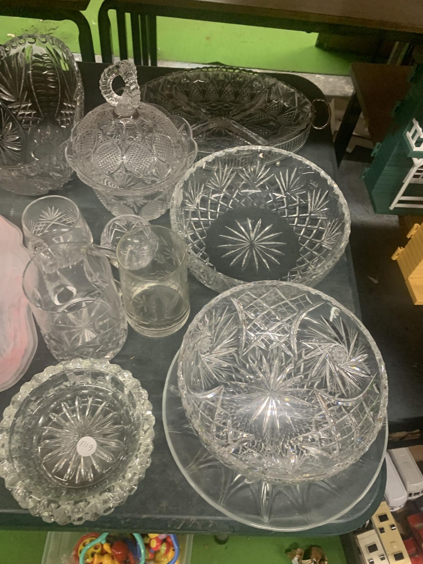 A COLLECTION OF CUT GLASS BOWLS AND FURTHER GLASSWARE - Image 3 of 4