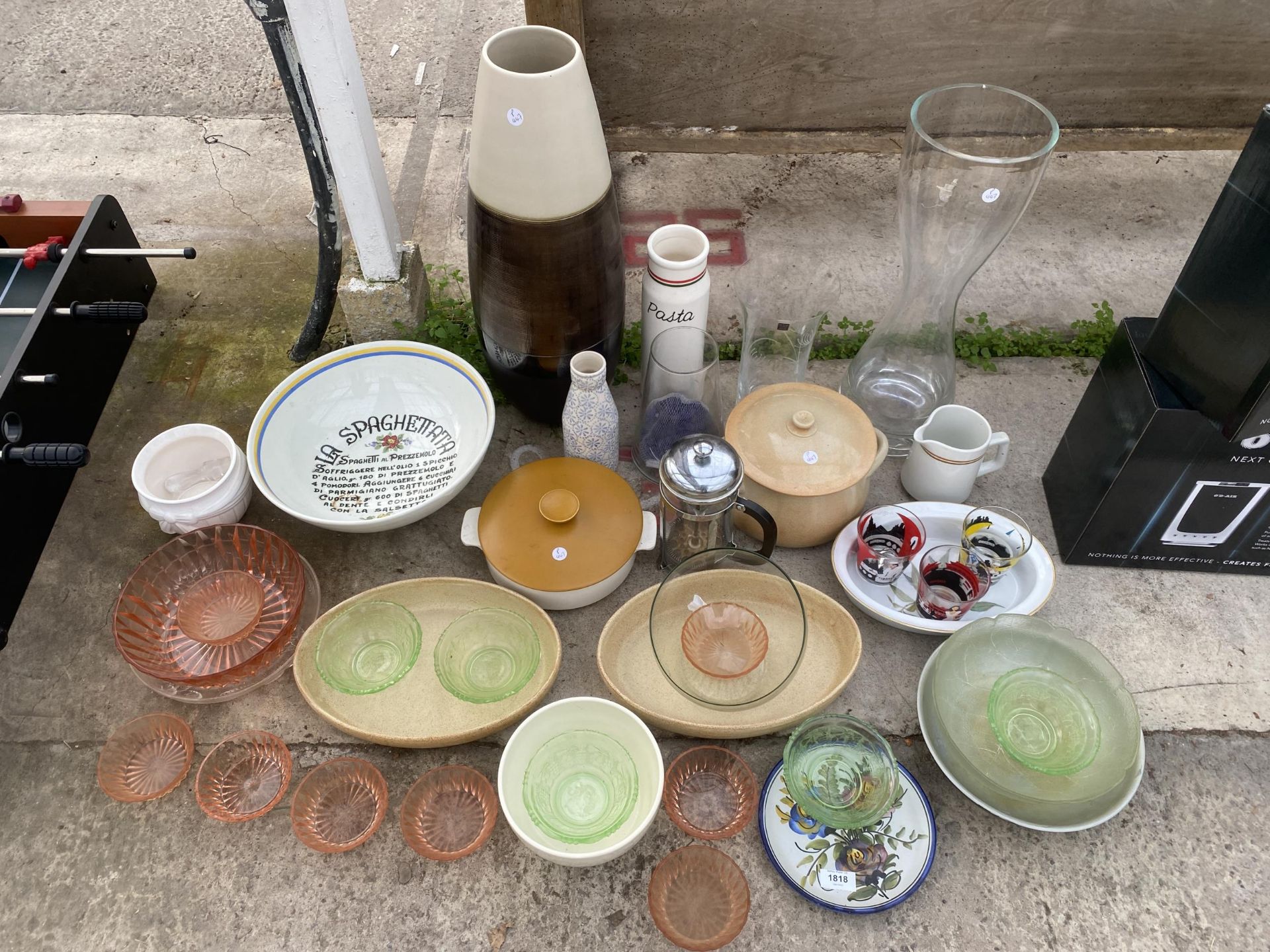 A LARGE ASSORTMENT OF CERAMICS AND GLASS WARE TO INCLUDE VASES AND BOWLS ETC