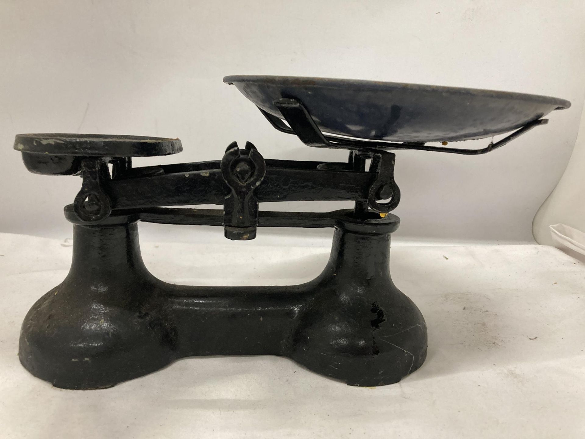 A VINTAGE SET OF WEIGHING SCALES AND WEIGHTS - Image 3 of 3