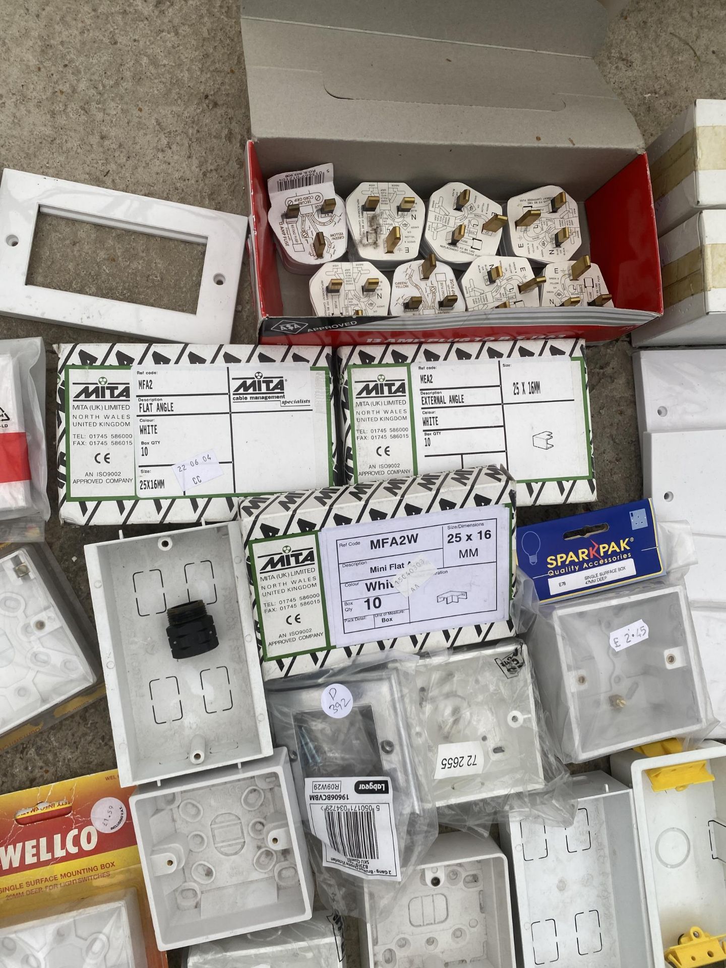 AN ASSORTMENT OF ELECTRICAL SOCKET BOXES AND PLUGS ETC - Image 2 of 2