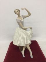 A LLADRO FIGURE OF A BALLERINA DANCER