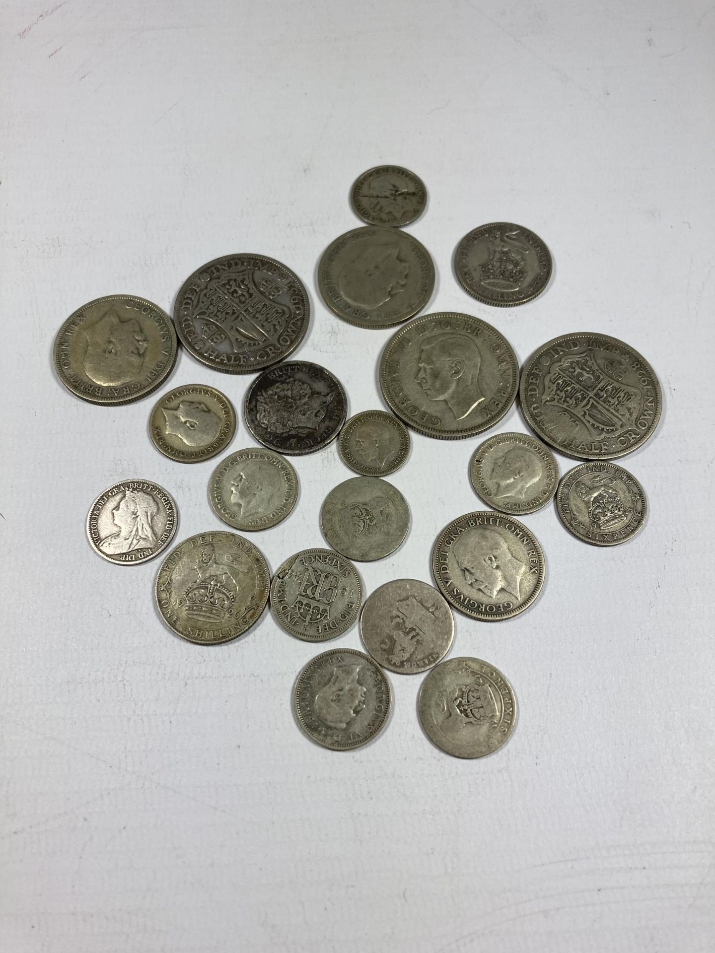 UK A SELECTION OF SILVER COINAGE , 1817 – 1944 . TOTAL WEIGHT IS 114GMS